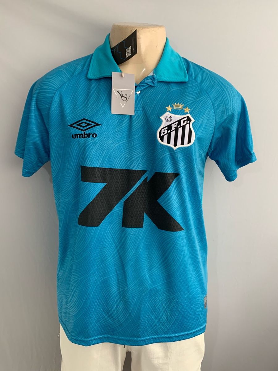 Foto antes — camisa de time no cabide, sem tratamento